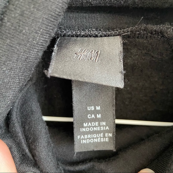 NYC H&M Sweater - Picture 3 of 4